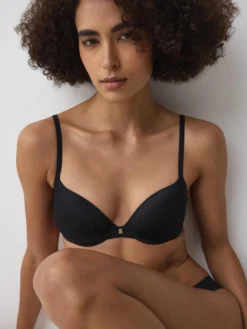 BODY MAKE-UP ESSENTIALS Wired padded bra