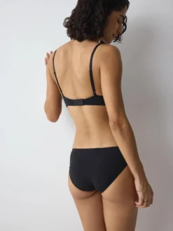 BODY MAKE-UP ESSENTIALS Wired bra