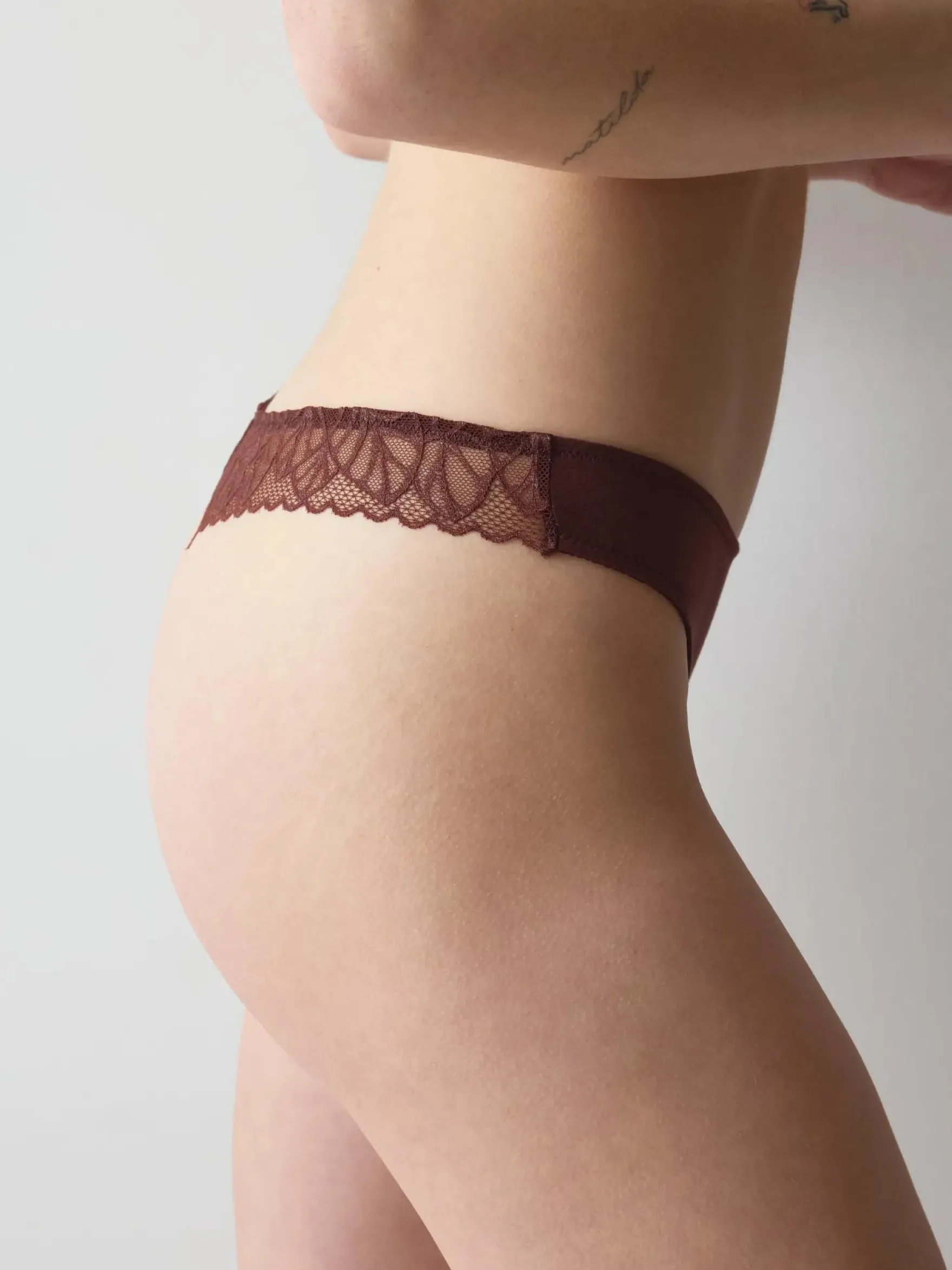 PRETTY MODAL String